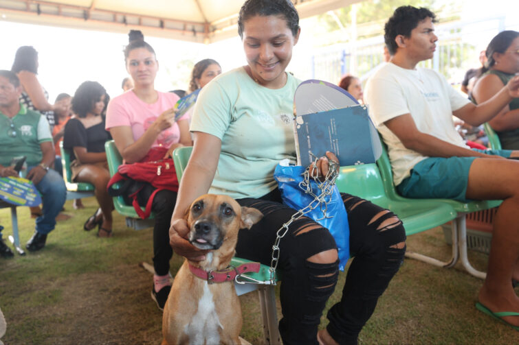 Figueiredo recebe primeiro castramóvel do interior e benefícios no setor social