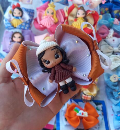 Hellen Cristiany empreende com laços artesanais, em Ji-Paraná