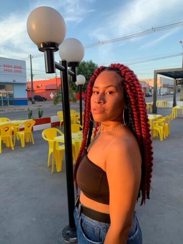 Becka Firmino transforma a cultura das tranças em identidade e autoestima em Ji-Paraná