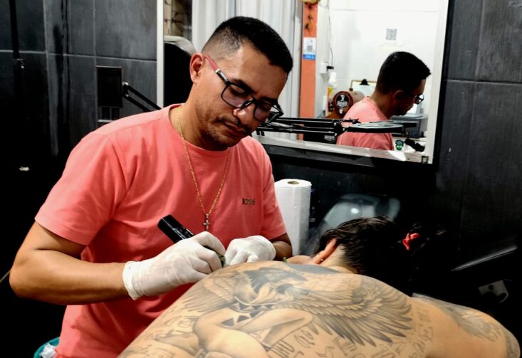 Conheça a trajetória de Elisandro Sampaio entre a educação e a tatuagem em Iranduba