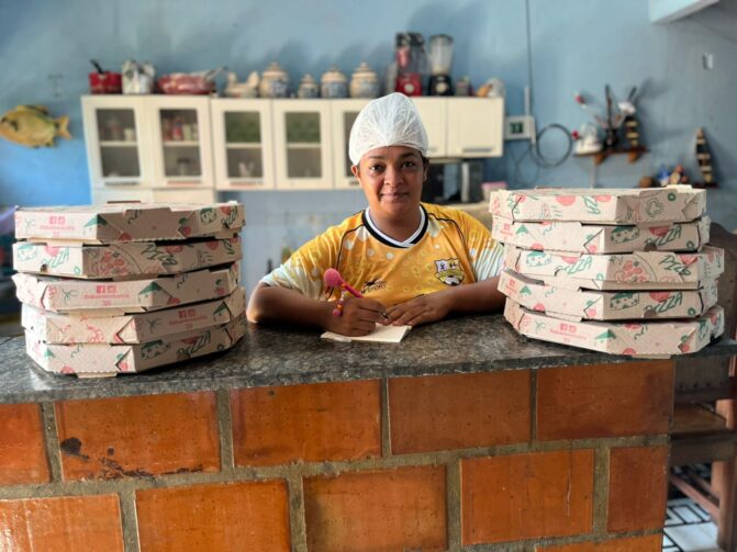 Keyssy Leite atua com a produção de salgados, em Iranduba