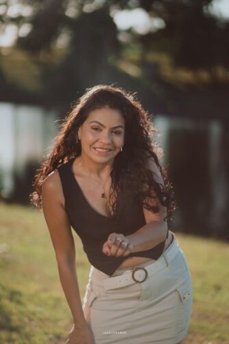 Conheça a trajetória de Simone Nascimento na comunicação e na música em Manaquiri