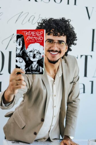 Primeiro livro de Adrian Jhonnson será lançado no dia 27 de setembro, em Ji-Paraná