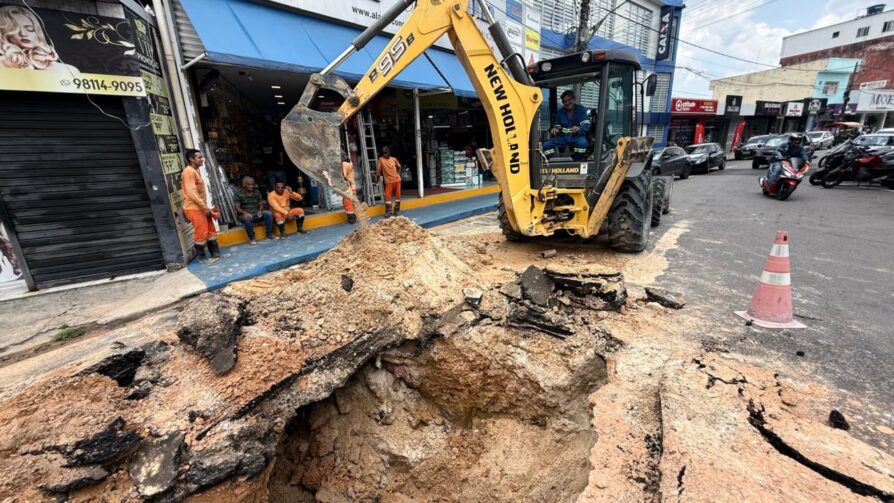 Recuperação de rede de drenagem é realizada na rua do Comércio, no Parque 10