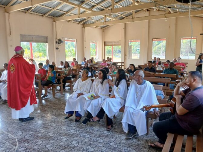 Paróquia São Pedro, em Rio Preto da Eva, recebe visita pastoral de Dom Zenildo Lima
