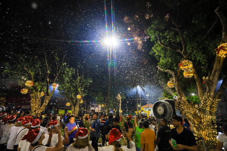 Praça dos Remédios recebe decoração de Natal no Centro de Manaus