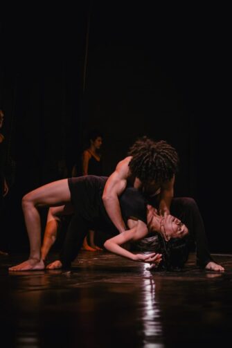 Entrecorpus une arte e reflexão social em espetáculo gratuito no Teatro da Instalação
