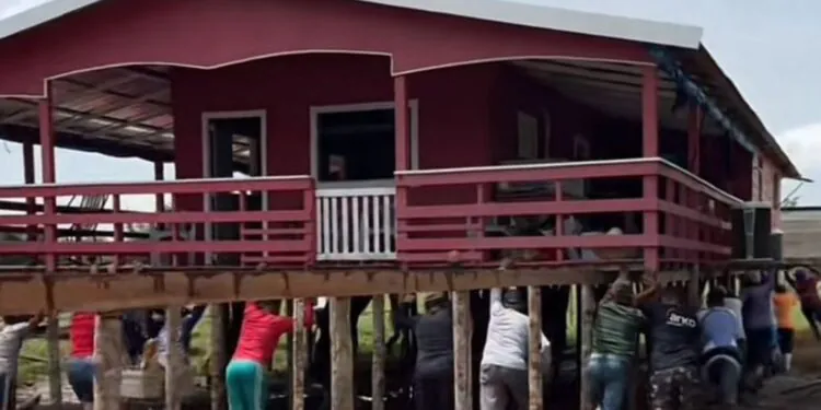 Casa de palafita é transportada por moradores e vídeo viraliza no TikTok
