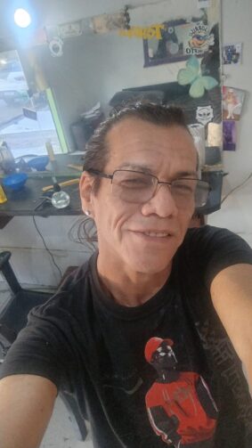 Conheça a trajetória de Tchaka, cabeleireiro com mais de 30 anos em Itacoatiara