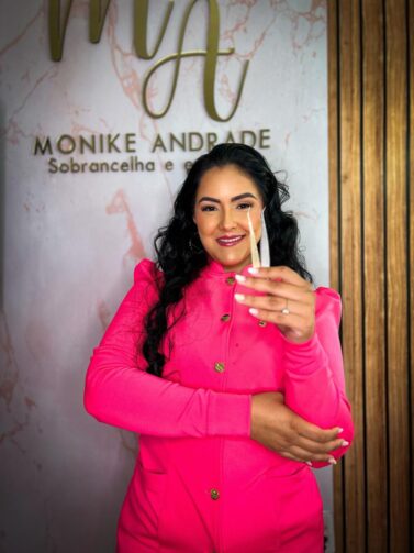 Monike Andrade: dedicação e inovação no design de cílios e sobrancelhas em Figueiredo