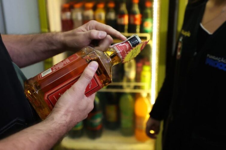 Manaquiri reforça ações e alerta a população sobre o perigo do metanol em bebidas adulteradas