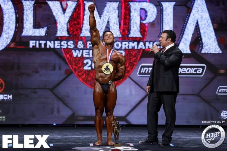 Acreano Ramon Dino se torna o primeiro brasileiro a conquistar o Mister Olympia na divisão masculina