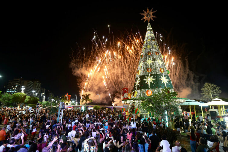 Decoração natalina e pista de patinação no gelo são inauguradas no complexo turístico Ponta Negra