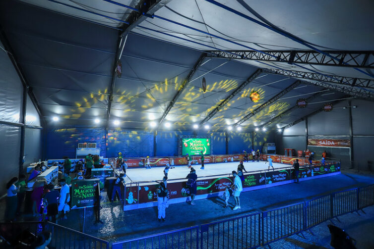 Ponta Negra vira pista de patinação no gelo; saiba como acessar a atração de natal