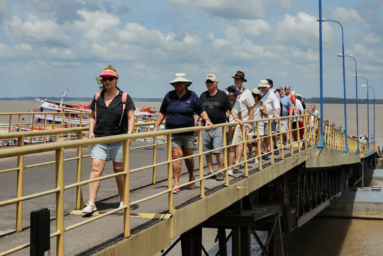 Chegada de transatlântico abre temporada de cruzeiros em Parintins