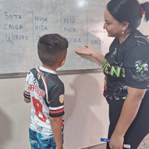 Paixão pela educação: Maria Silva atua com reforço escolar, em Iranduba