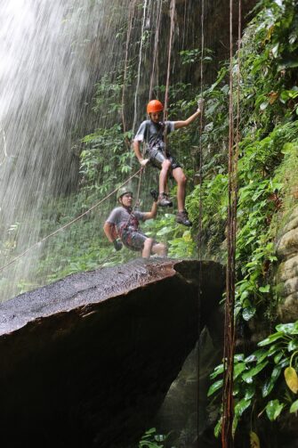 Rapel em cachoeiras impulsiona turismo de aventura em Presidente Figueiredo