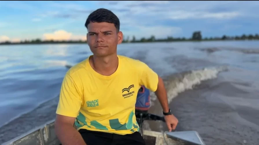 A pé, de barco e de carro: jovem de Manacapuru supera barreiras para seguir estudando