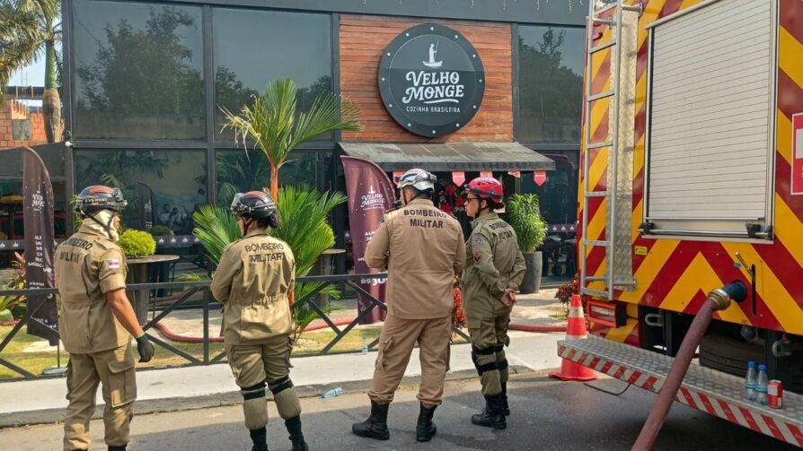 Incêndio atinge restaurante no bairro Parque Dez