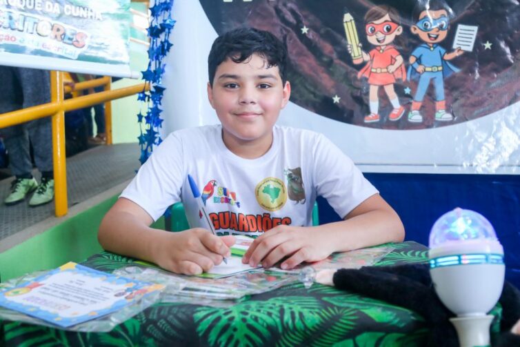 Estudantes de Manaus lançam 70 livros autorais em projeto de incentivo à leitura e escrita