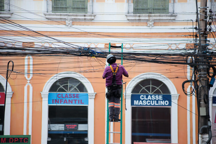 Mutirão retira 15 toneladas de fios e cabos obsoletos do Centro Histórico de Manaus