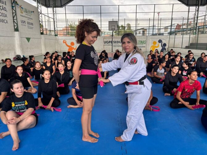Curso de Defesa Pessoal reúne 180 mulheres no Jorge Teixeira