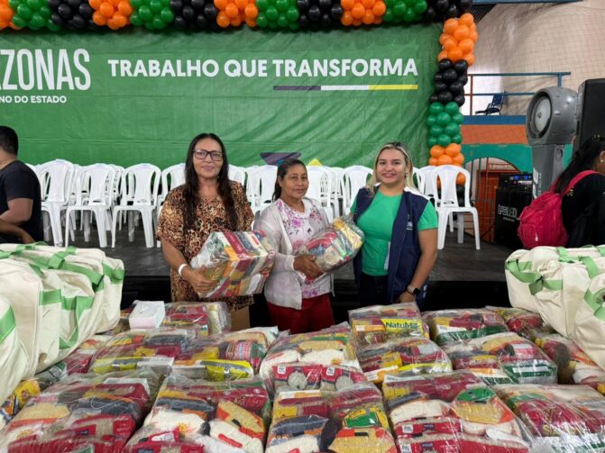 Moradores de Rio Preto da Eva recebem nove toneladas de alimentos e kits bebê durante ação