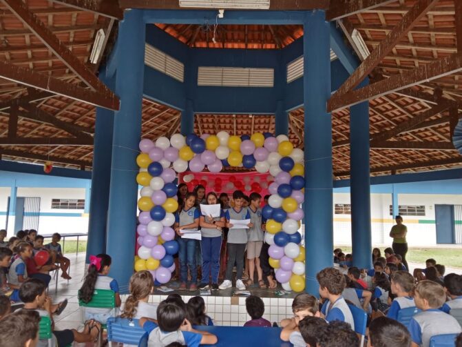 Alunos de escola, em Ji-Paraná, recebem prêmios de concurso nacional