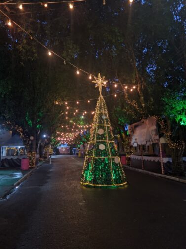 Veja os pontos decorados que atraem moradores em Itacoatiara neste fim de ano