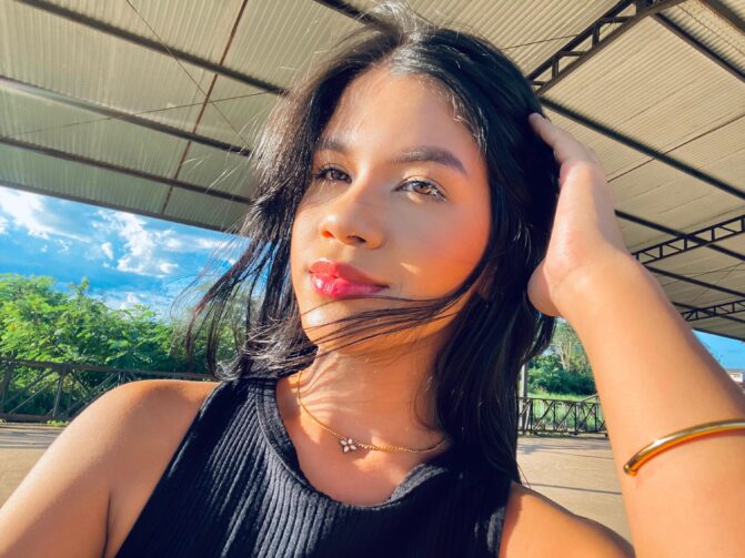 Brenda Reis é dona de uma loja online, em Iranduba; conheça