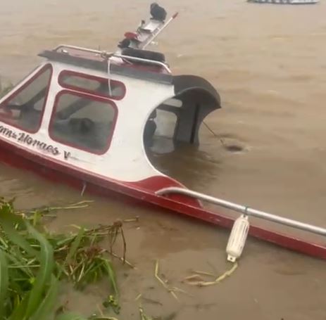 Barco naufraga durante temporal no Rio Solimões, em Manacapuru