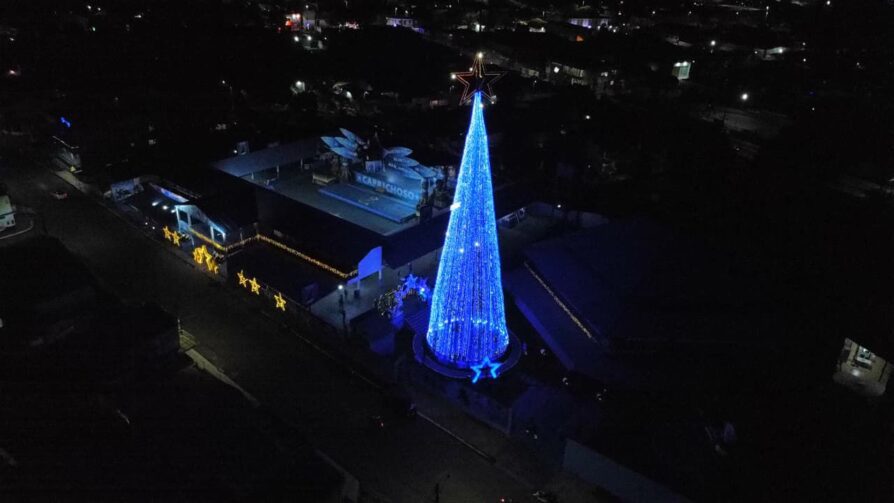 Caprichoso inaugura Complexo Natalino e ilumina Parintins