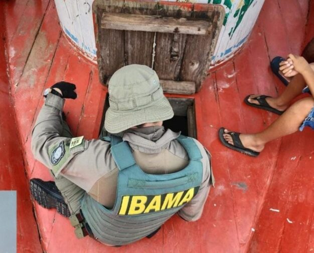 Ibama apreende combustíveis clandestinos e embarcações irregulares em Manacapuru