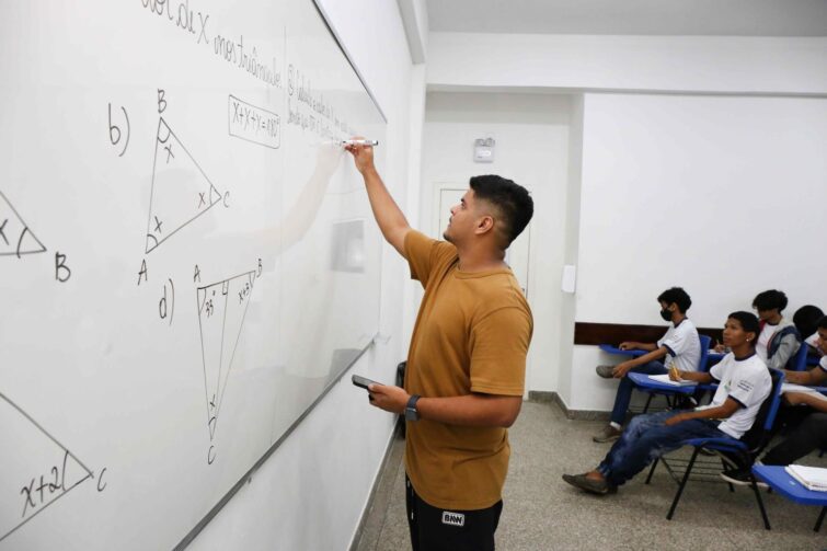 Processo seletivo oferece 1.222 vagas temporárias para área da educação em Maués