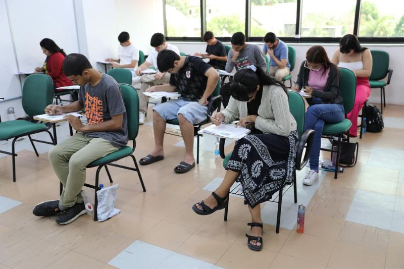 UEA abre inscrições para últimas vagas do pré-vestibular AprovENS 2026