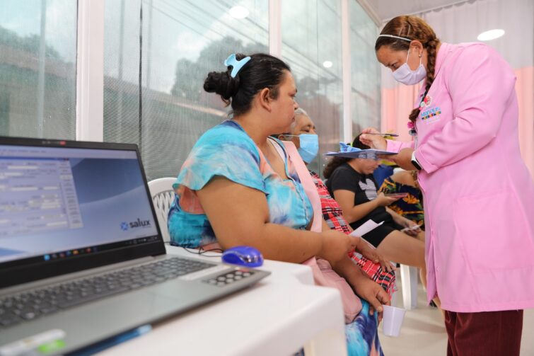 Unidade Móvel de Saúde da Mulher está instalada no bairro Compensa; veja programação