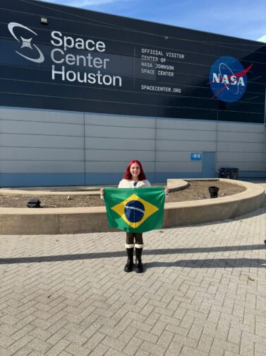 Entre estrelas e equações: a trajetória de Maria Eduarda Araújo na ciência