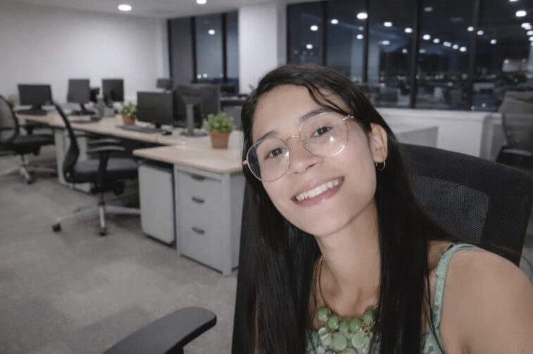 Moradora de Itacoatiara, Alicia Caldeira é apaixonada por arte e tecnologia; conheça