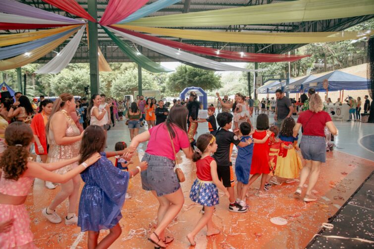 ‘Meu Bloquinho’ leva folia e diversão a famílias em balneário no bairro Alvorada