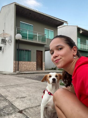 Adoção responsável: conheça a história de Allana e da cadela Menina