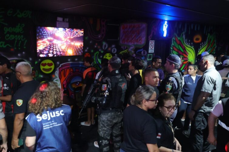 Adega irregular na Alvorada é fechada; mais de 30 adolescentes são flagrados consumindo álcool