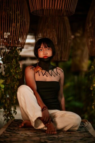 Conheça a trajetória de Kamy Wará, artista indígena das artes visuais em Parintins