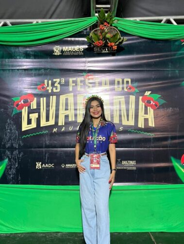 Conheça a trajetória de Evellyn Santos no rádio em Maués