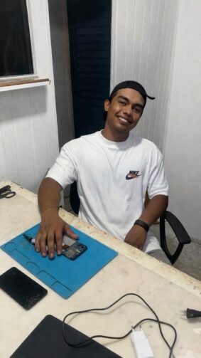 Lucas Martins atua com assistência técnica de celulares em Itacoatiara