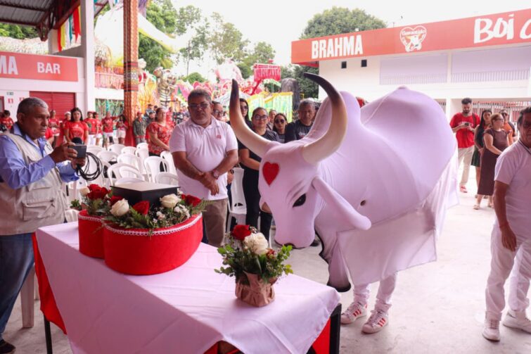Cerimônia marca despedida do compositor do Boi Garantido, Tadeu Garcia