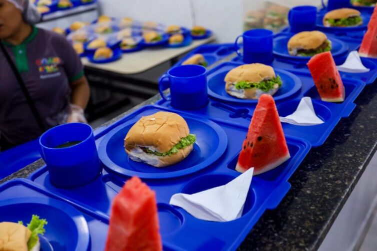 Coari inclui hambúrguer na merenda das escolas municipais