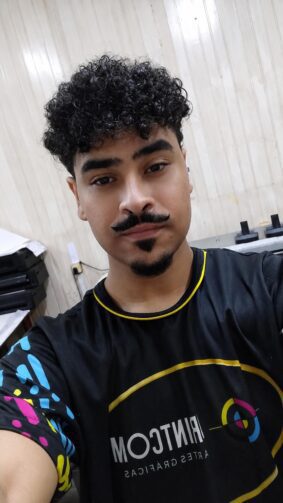 Conheça a trajetória de Vitor Gabriel, designer gráfico em Itacoatiara