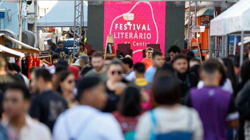 Evento literário reúne escritores no Centro de Manaus