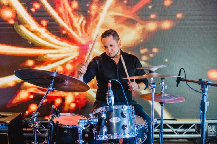 Morador de Itacoatiara, Victor Celso atua entre a farmacologia e a música