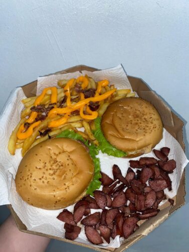 Flash Burger: Jovens empreendedores comandam hamburgueria em Autazes